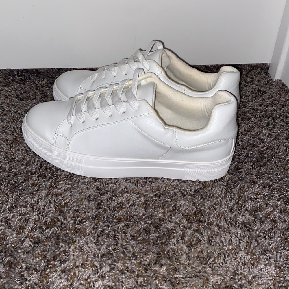 White tennis shoes size 11
